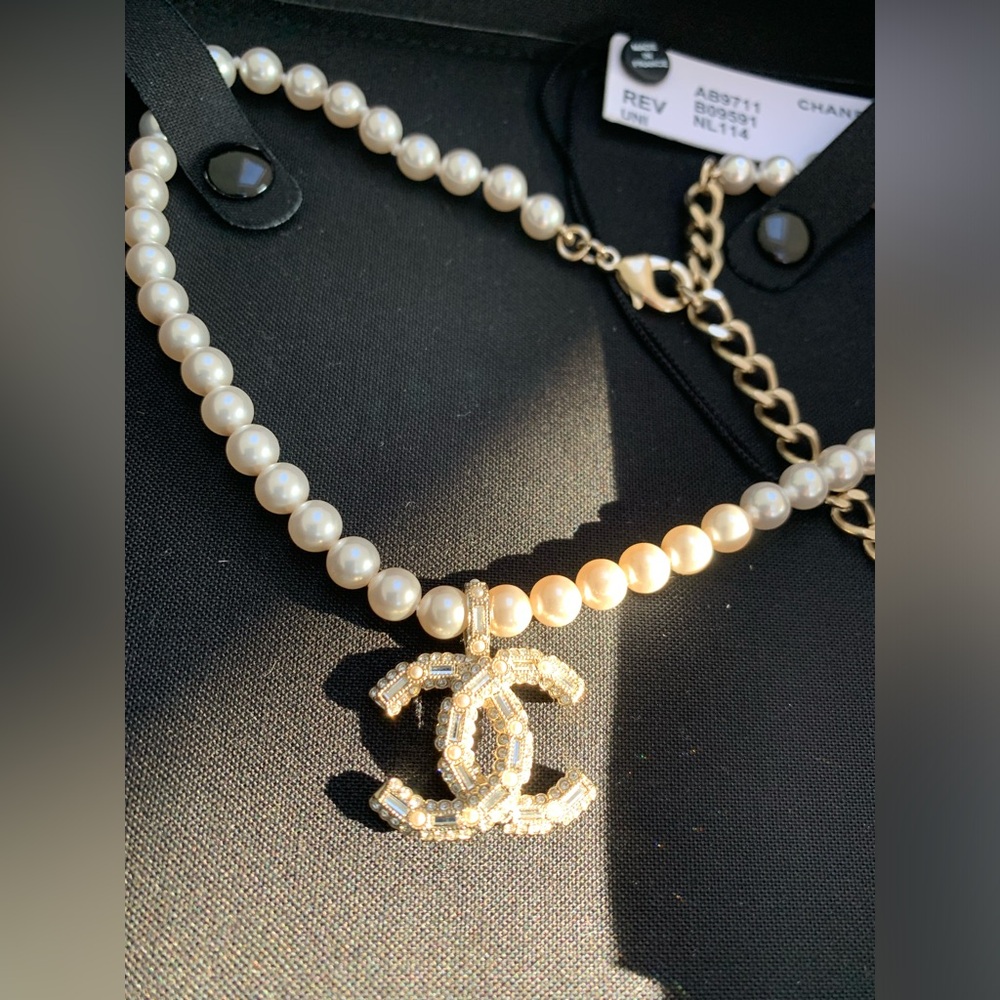 Chanel Classic REV Choker Pearl Crystal CC Logo Necklace 2025 New/ recei…